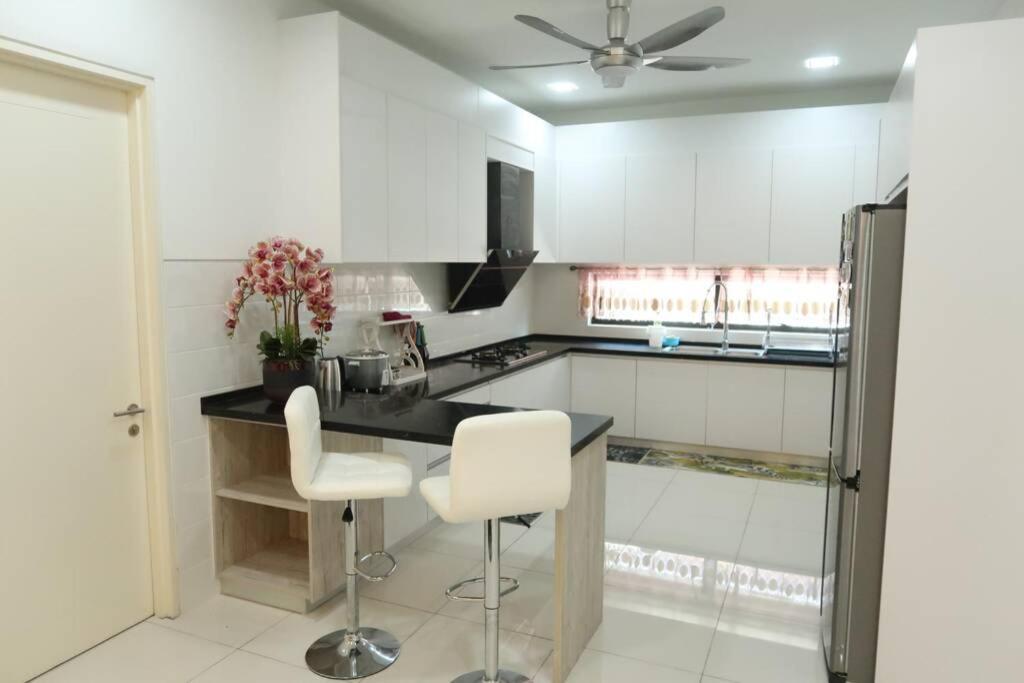 Promo Private Luxurious Nilai Vacation Home Buitenkant foto
