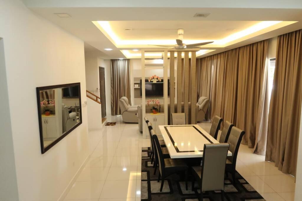 Promo Private Luxurious Nilai Vacation Home Buitenkant foto