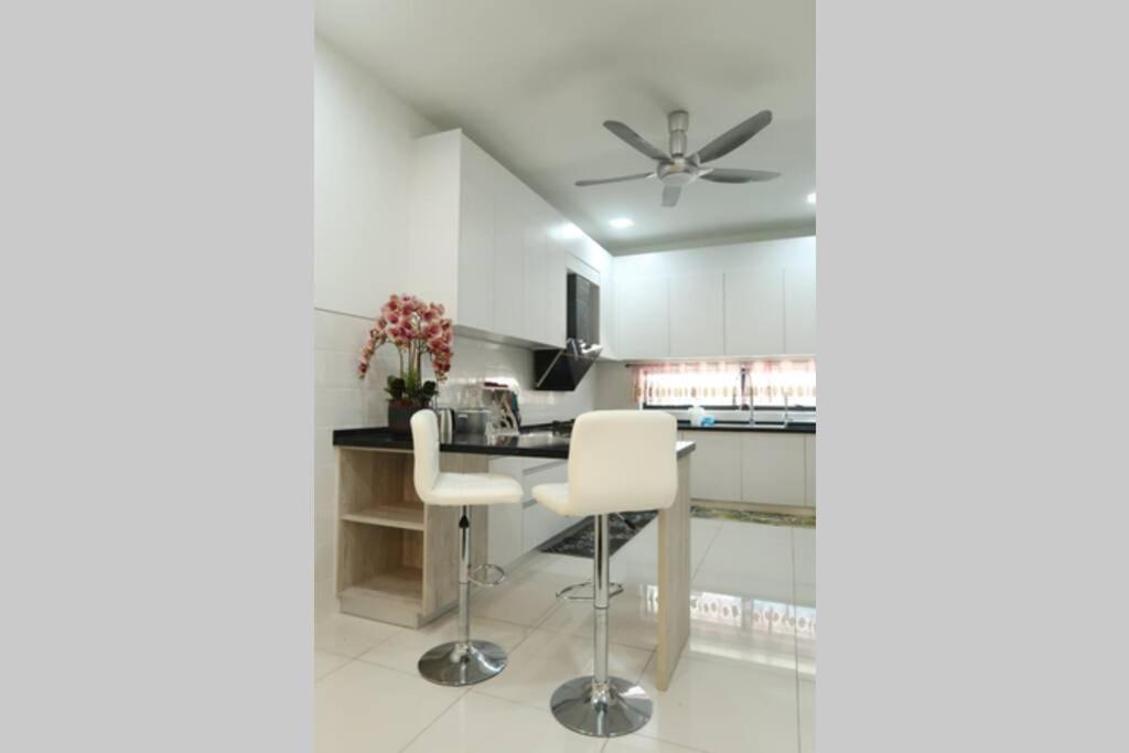 Promo Private Luxurious Nilai Vacation Home Buitenkant foto
